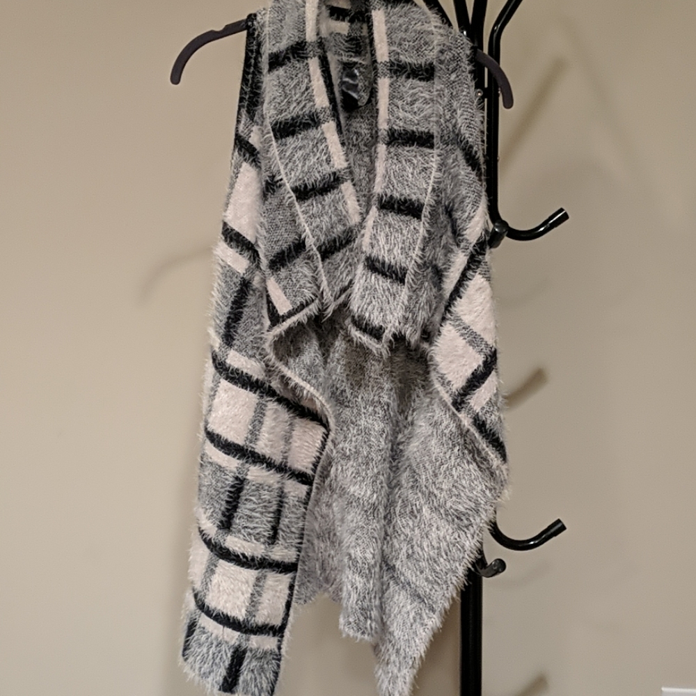 Super comfy b&w sleeveless sweater OS
